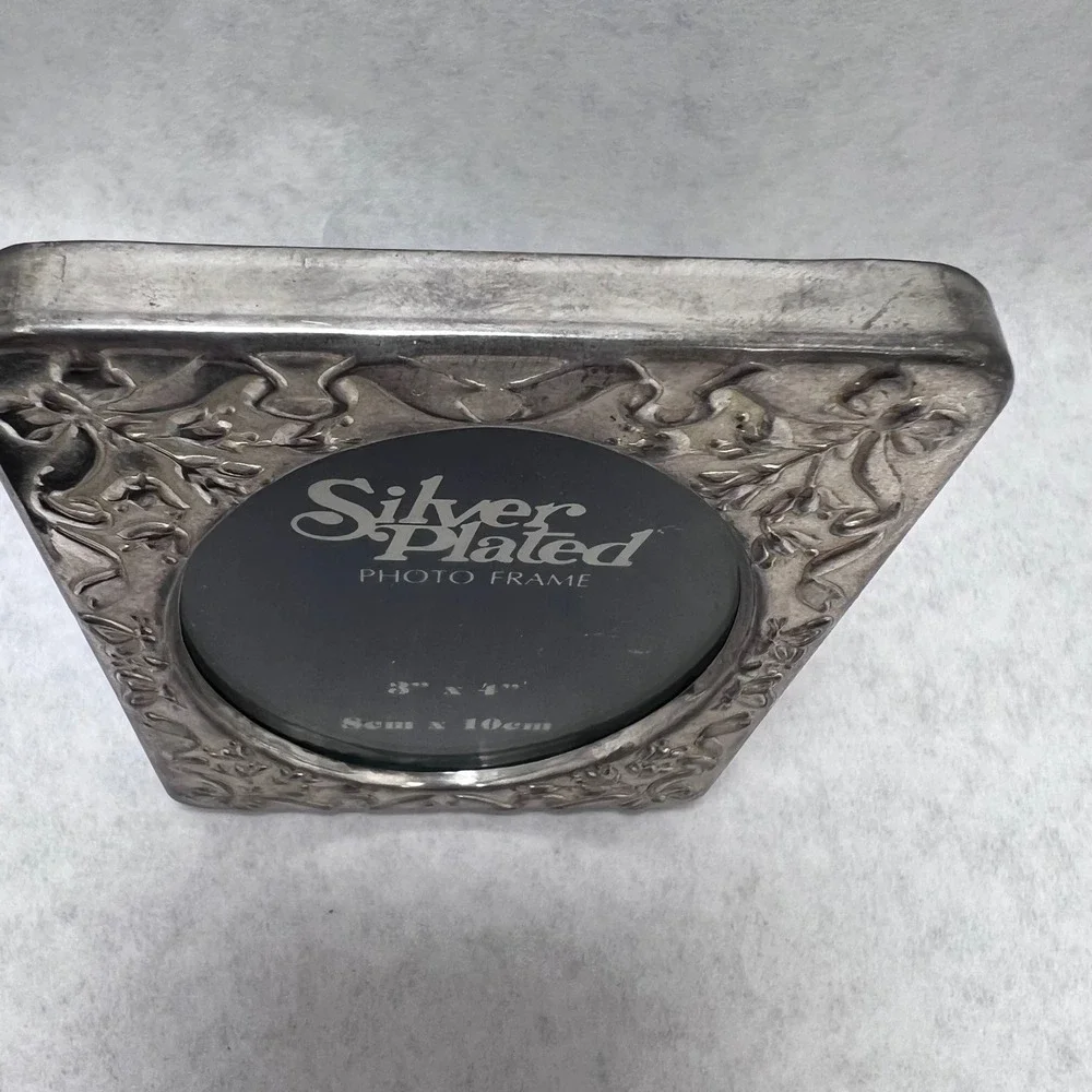 Set of 2 Silver Plated Photo Frames Oval Ornate Design for 3x4 Pictures
